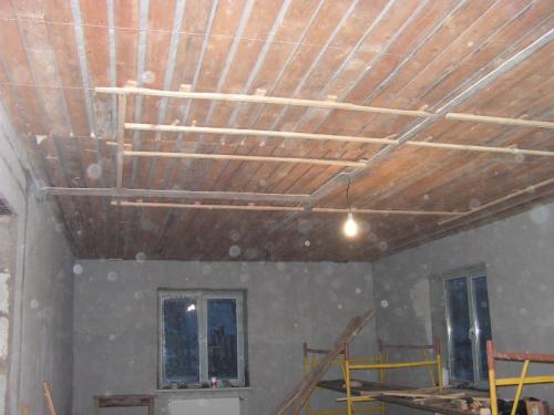 Можно ли опустить натяжной потолок на 20 см. Свойства материалов и расстояние между перекрытиями и натяжным потолком