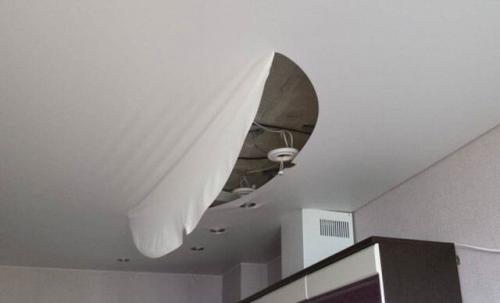 Можно ли делать отверстия в натяжном потолке. Отверстия для обхода труб 03