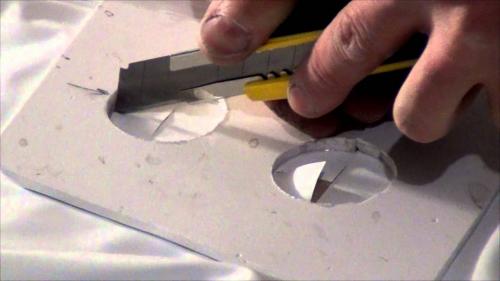 Монтажные отверстия в натяжном потолке. Как прорезать отверстие в натяжных потолках под трубы