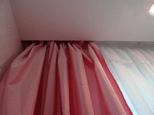 Установка карниза на натяжной потолок. Материал изготовления карниза 01 Установка карниза на натяжной потолок. Материал изготовления карниза 01