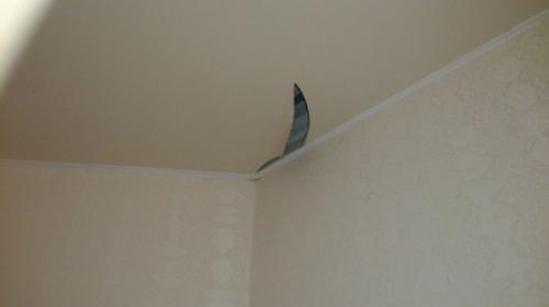 Как закрутить саморез в натяжной потолок. Как вкрутить саморезы в натяжной потолок, не испортив полотно