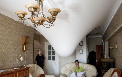 Можно ли делать дырки в натяжном потолке. Можно ли сделать отверстие в натяжном потолке после установки 02