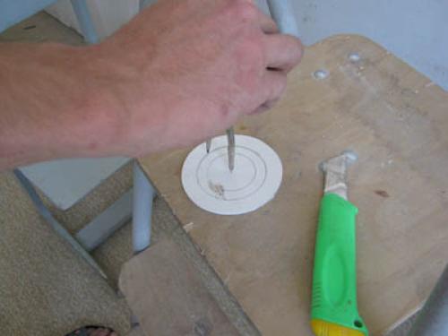 Натяжной потолок вырез под люстру. Как при монтаже сделать отверстия под светильники