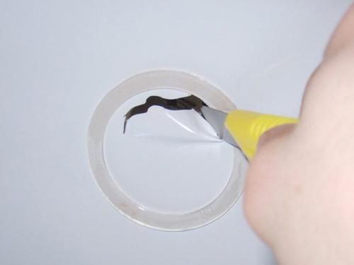 Можно ли сделать дырку в натяжном потолке без кольца. Можно ли делать дырки в натяжном потолке 04