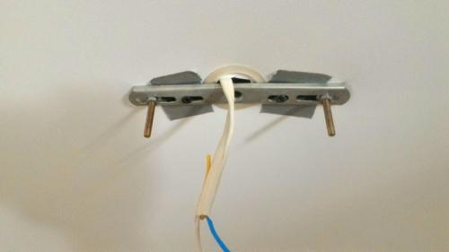 Как сделать отверстие в натяжном потолке под саморез. Можно ли вкрутить саморез в натяжной потолок