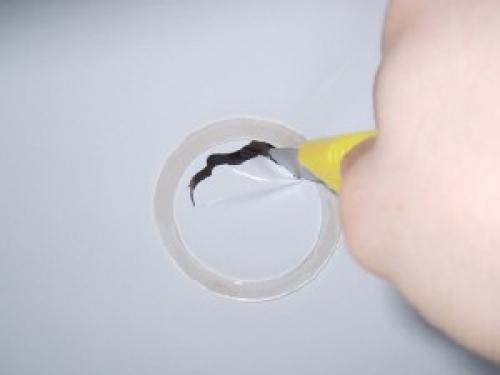 Как сделать отверстие в натяжном потолке под люстру. Как сделать отверстие в натяжном потолке?