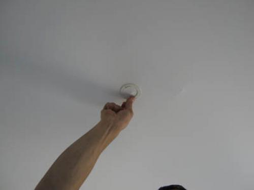 Можно ли сделать отверстие в натяжном потолке своими руками. Как при монтаже сделать отверстия под светильники