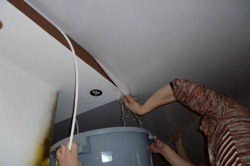 Как заделать дырку в натяжном потолке и можно ли это.. Частые причины появления дырок в натяжном потолке 20