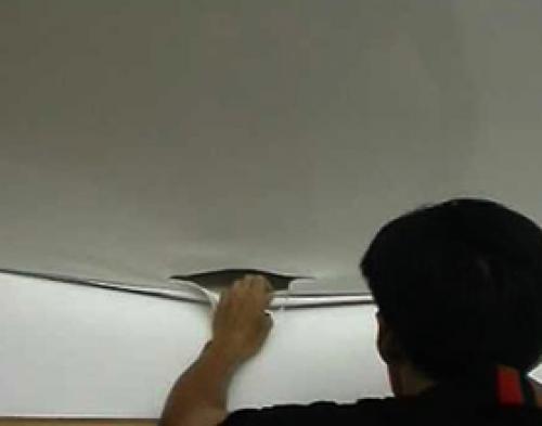 Сколько стоит заделать дырку в натяжном потолке. Сколько стоит ремонт натяжного потолка и от чего зависит цена?