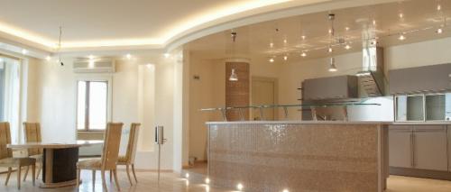 Контурная подсветка потолка в ванной. Зачем нужна подсветка