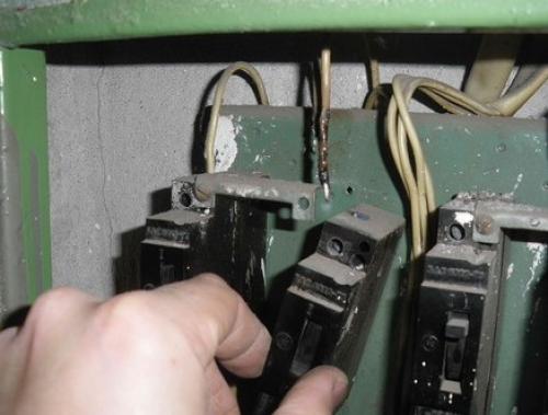 Как вытащить проводку из стены. Как демонтировать старую электропроводку