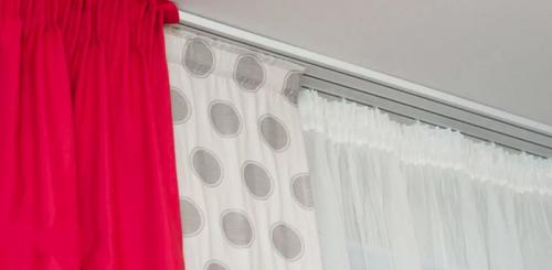 Как выбрать потолочные карнизы для штор. Особенности выбора и монтажа потолочных карнизов для штор