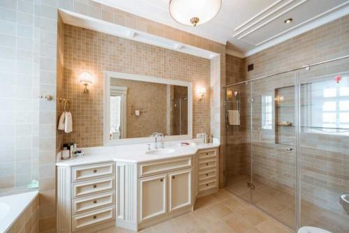 Молдинги в интерьере 2023. Молдинги для стен: лучшие идеи оформления в дизайне. 100 фото-идей и варианты декора