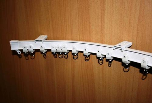 Гибкий карниз для штор крепление к стене. Особенности гнущихся конструкций