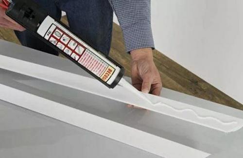 На что приклеить багет к обоям. Все о монтаже и ремонте потолков своими руками 06 На что приклеить багет к обоям. Все о монтаже и ремонте потолков своими руками 06