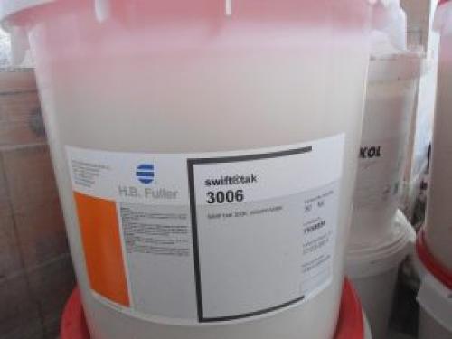 Чем клеить багеты из пенопласта. Как выбрать клей для потолочного плинтуса из пенопласта