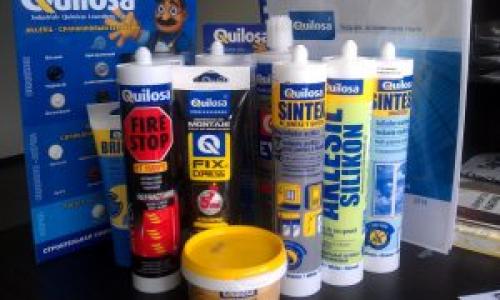 Чем клеить багеты из пенопласта. Как выбрать клей для потолочного плинтуса из пенопласта