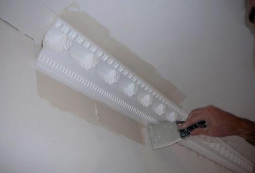 На что клеить багет на стену. Правила нарезки и стыковки