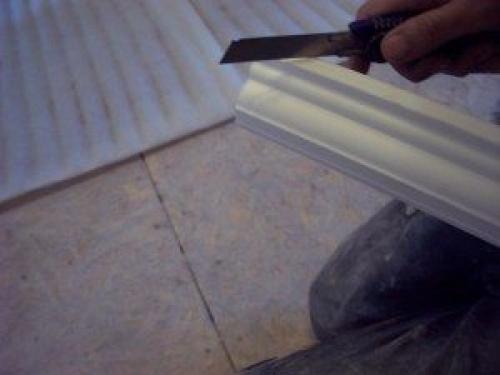 На что клеить багет на стену. Правила нарезки и стыковки