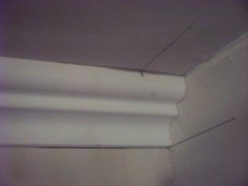 На что клеить багет на стену. Правила нарезки и стыковки