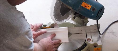 Как приклеить потолочный плинтус своими.. Клей для потолочного плинтуса: как выбрать и наносить