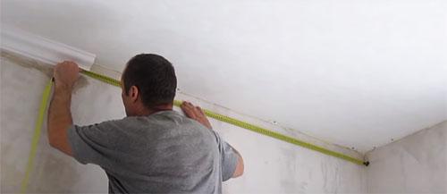 Как приклеить потолочный плинтус своими.. Клей для потолочного плинтуса: как выбрать и наносить