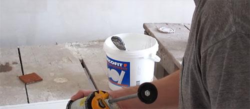 Как приклеить потолочный плинтус своими.. Клей для потолочного плинтуса: как выбрать и наносить