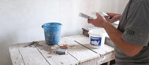 Как приклеить потолочный плинтус своими.. Клей для потолочного плинтуса: как выбрать и наносить