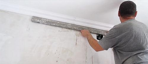 Как приклеить потолочный плинтус своими.. Клей для потолочного плинтуса: как выбрать и наносить