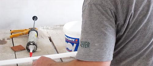 Как приклеить потолочный плинтус своими.. Клей для потолочного плинтуса: как выбрать и наносить