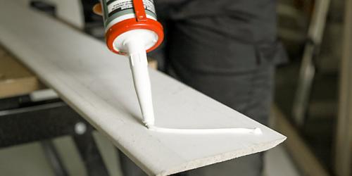 Потолочный плинтус на обои. Когда нужно клеить потолочный плинтус 02