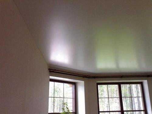 Какой натяжной потолок лучше матовый или глянцевый. Матовый или глянцевый: «не все то золото, что блестит»