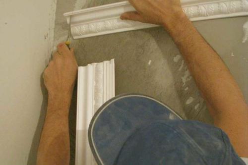 На каком расстоянии от потолка крепить багет. Как приклеить багет к натяжному потолку: простой совет