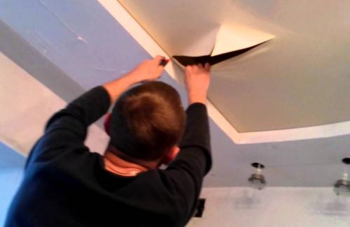 Починить порванный натяжной потолок легко. Как могут возникнуть разрывы на ПВХ-пленках, и чем они чреваты?