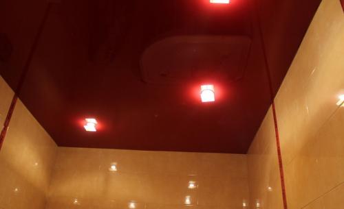 Натяжной потолок на клей в ванной. Виды полотен