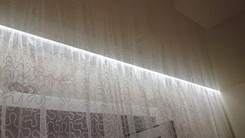 Закладная под гардину натяжной потолок. Каким способом можно закрепить карниз на натяжной конструкции?