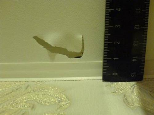 Можно ли заклеить натяжной потолок лейкопластырем. Содержание 01