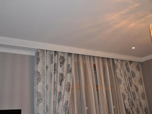 Как красиво повесить шторы на потолочный карниз. Как красиво драпировать полотнище?