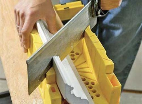 Как клеить плинтуса к натяжному потолку. Потолочный плинтус 02