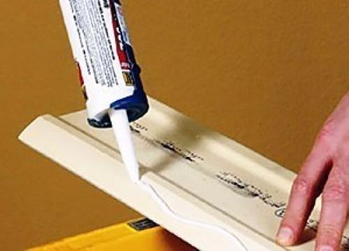 Как клеить плинтуса к натяжному потолку. Потолочный плинтус 01