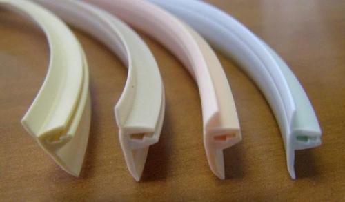 Монтаж плинтуса к натяжному потолку своими руками. Рекомендации по креплению 04 Монтаж плинтуса к натяжному потолку своими руками. Рекомендации по креплению 04