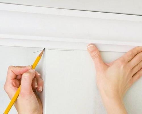 Как клеить плинтуса к натяжному потолку. Потолочный плинтус 03