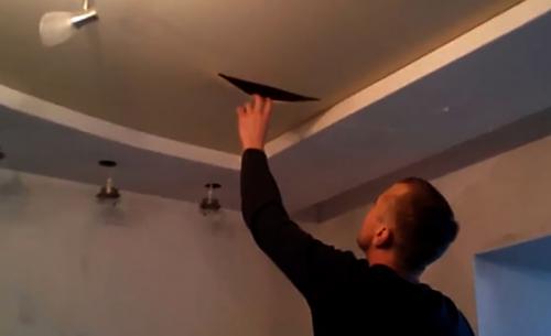 Сколько стоит заделать дырку в натяжном потолке. Сколько стоит ремонт натяжного потолка и от чего зависит цена?