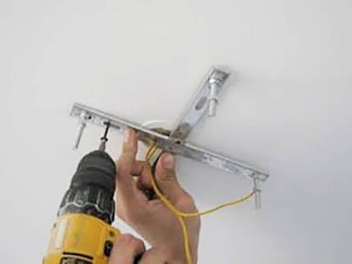 Как сделать отверстие в натяжном потолке под саморез. Когда возникает необходимость сделать отверстие в натяжном полотне?