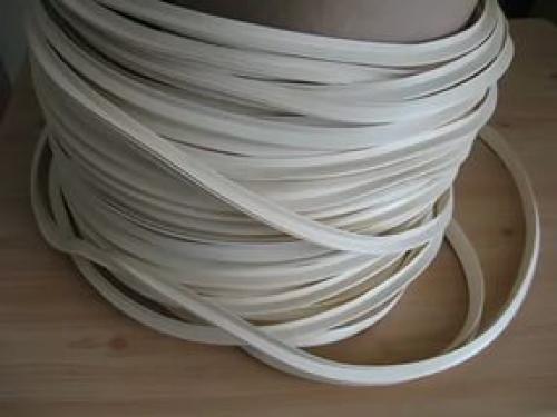 Маскировочная лента для натяжного потолка не держится. Выбор между маскировочной лентой и потолочным плинтусом