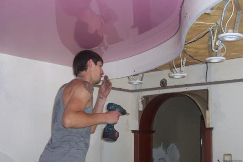 Минимальный отступ для натяжного потолка. На сколько опускается натяжной потолок