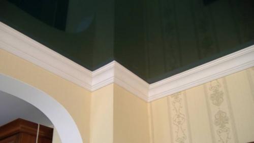 Как вставить резиновый плинтус в натяжной потолок. Выбор плинтусов для натяжного потолка 04