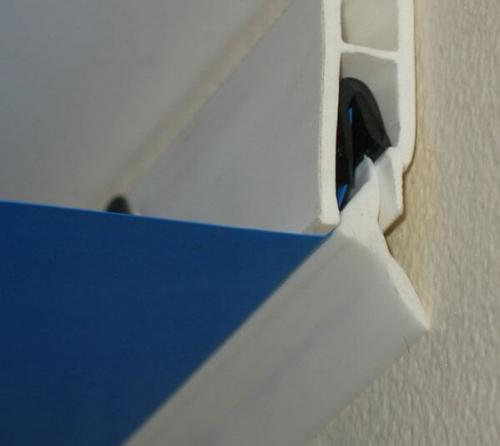 Как вставить резиновый плинтус в натяжной потолок. Выбор плинтусов для натяжного потолка 01