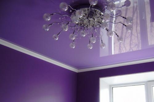 Как вставить резиновый плинтус в натяжной потолок. Выбор плинтусов для натяжного потолка 03