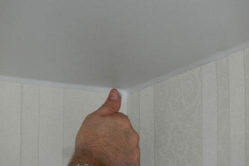 Как вставить резиновый плинтус в натяжной потолок. Выбор плинтусов для натяжного потолка 02